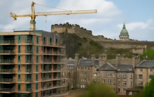 Edinburgh-Housing-New-apartment-building-under-construction-with-Edinburgh-Castle-in-the-background-and-crane-overhead