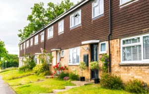 row-of-british-townhouses-with-gardens-on-a-sunny-day-representing-temporary-accommodation
