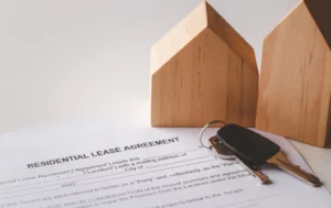 Residential-lease-agreement-with-keys-and-wooden-house-models