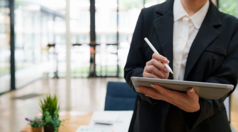 Fund-managers-using-tablet-for-business-strategy