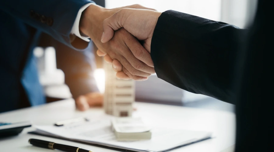 shake-hands-with-property-landlord-and-agent